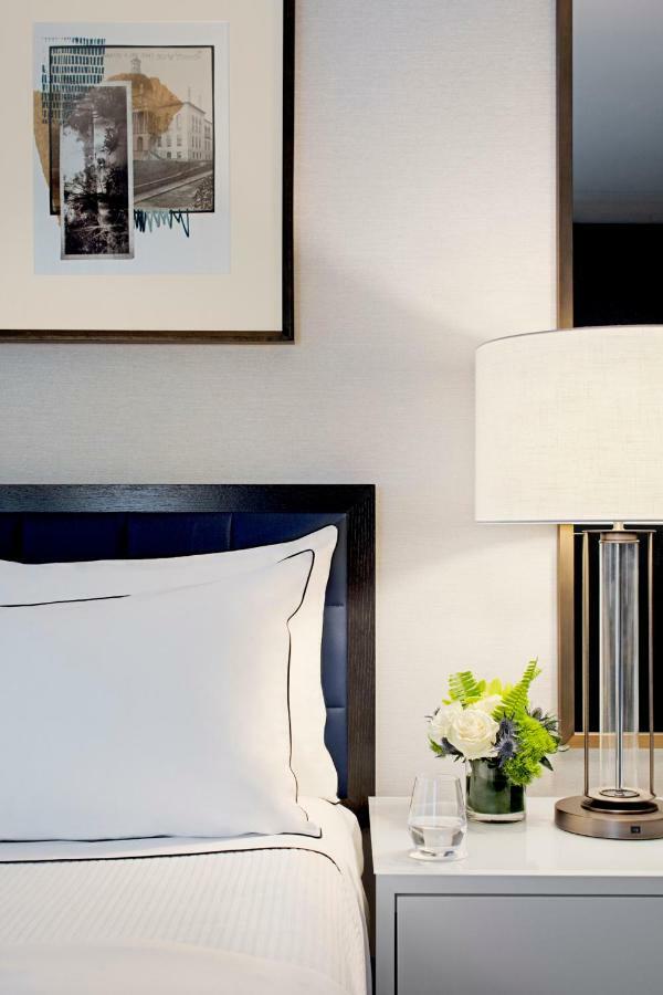 เดอะวิตนีย์ โฮเทล บอสตัน Hotel ภายนอก รูปภาพ A bed with a lamp