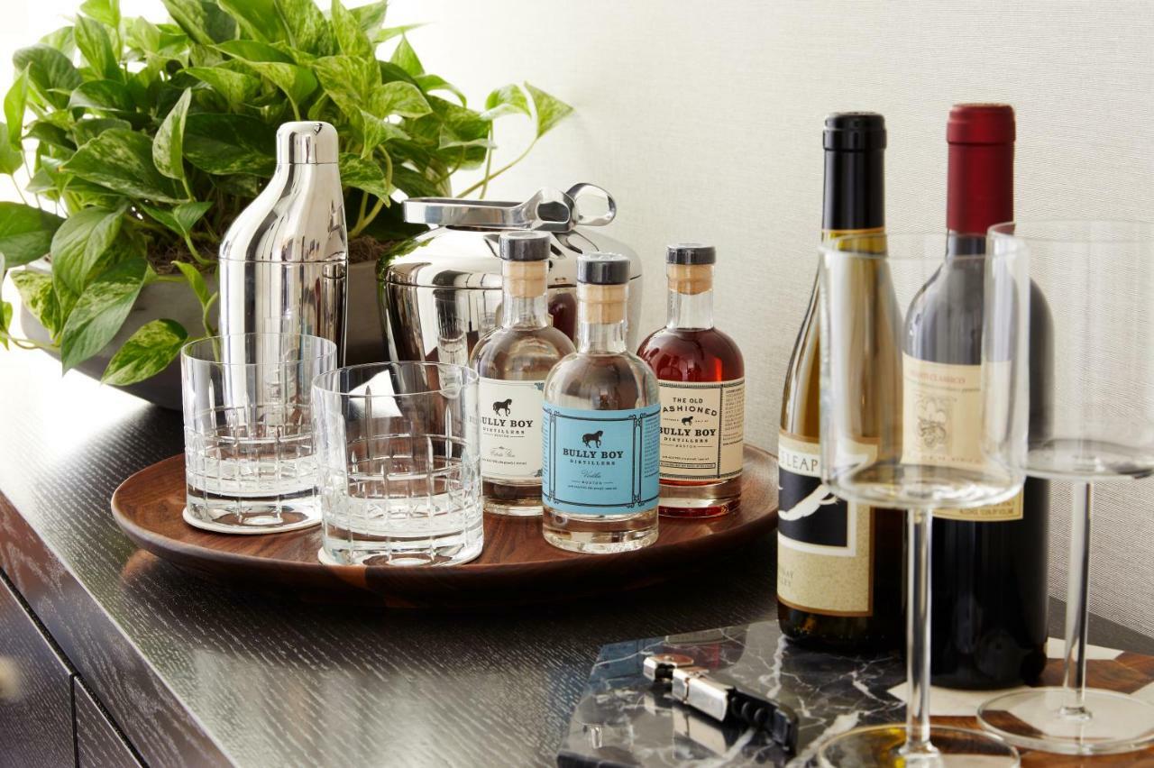 เดอะวิตนีย์ โฮเทล บอสตัน Hotel ภายนอก รูปภาพ A bar cart with a selection of liquor and wine