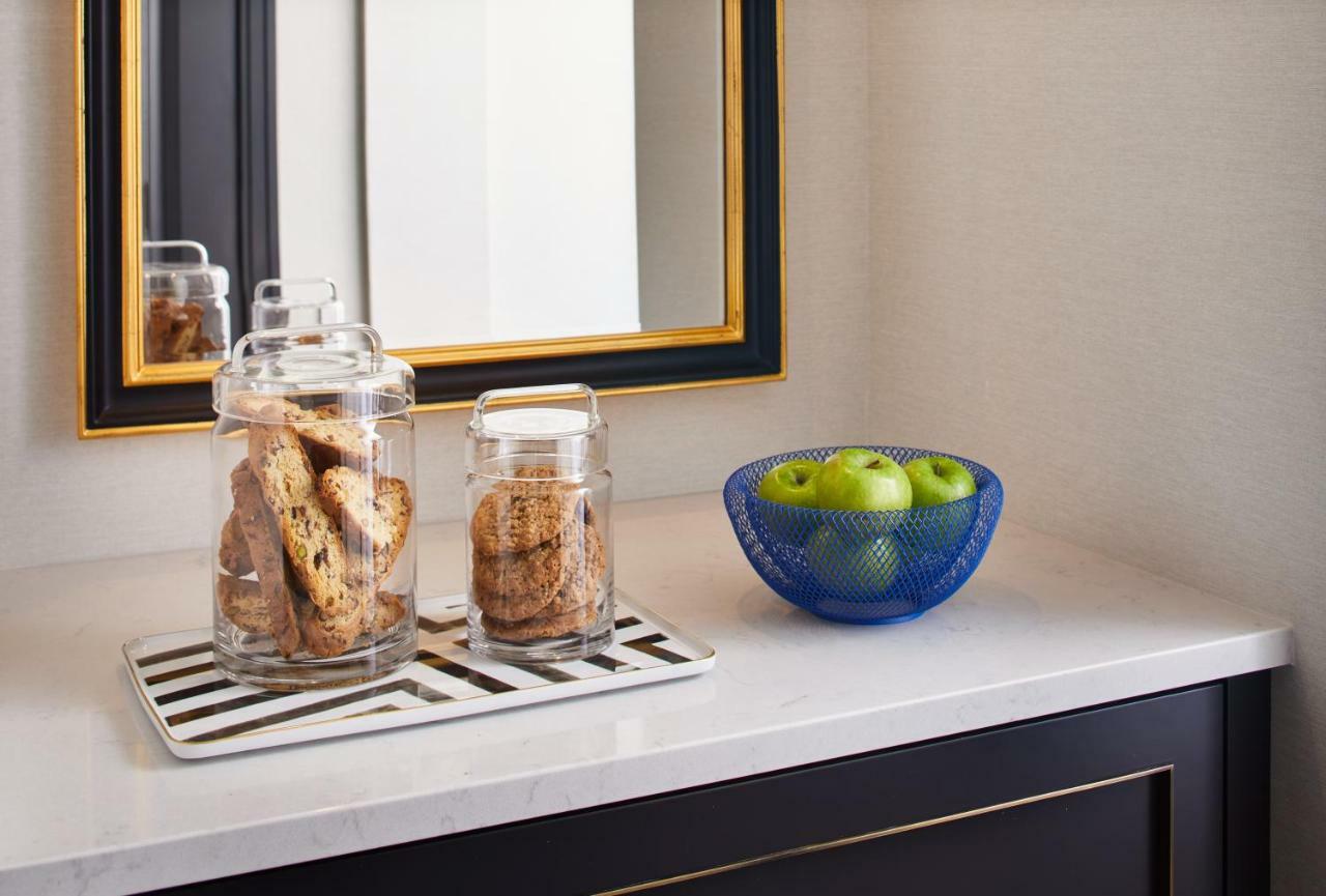 เดอะวิตนีย์ โฮเทล บอสตัน Hotel ภายนอก รูปภาพ A marble countertop
