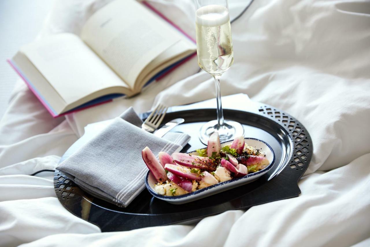 เดอะวิตนีย์ โฮเทล บอสตัน Hotel ภายนอก รูปภาพ A tray of food and drink