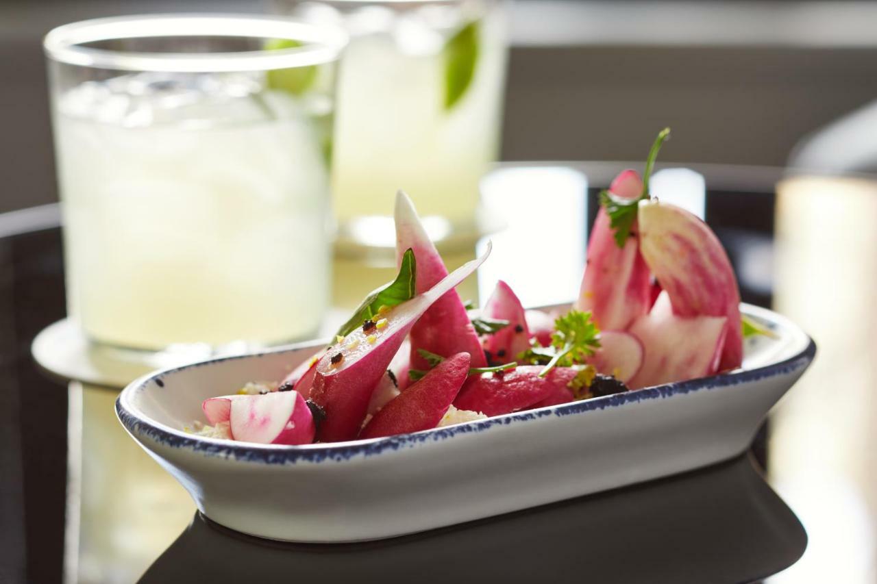 เดอะวิตนีย์ โฮเทล บอสตัน Hotel ภายนอก รูปภาพ A salad of dragon fruit