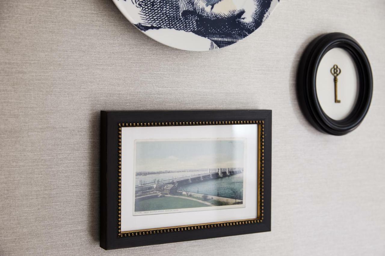 เดอะวิตนีย์ โฮเทล บอสตัน Hotel ภายนอก รูปภาพ A photograph of the Golden Gate Bridge, framed and mounted on a wall