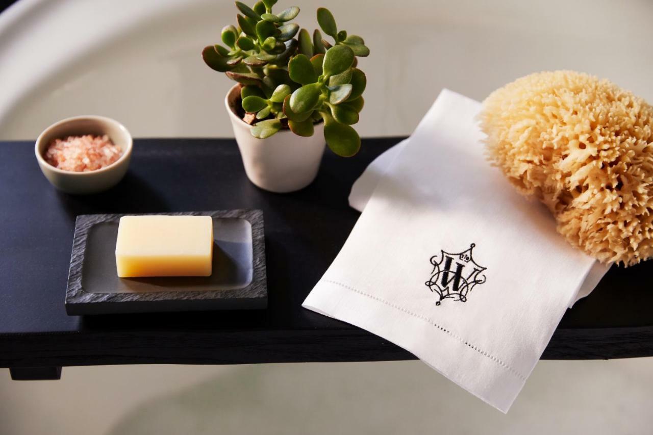 เดอะวิตนีย์ โฮเทล บอสตัน Hotel ภายนอก รูปภาพ A folded guest towel