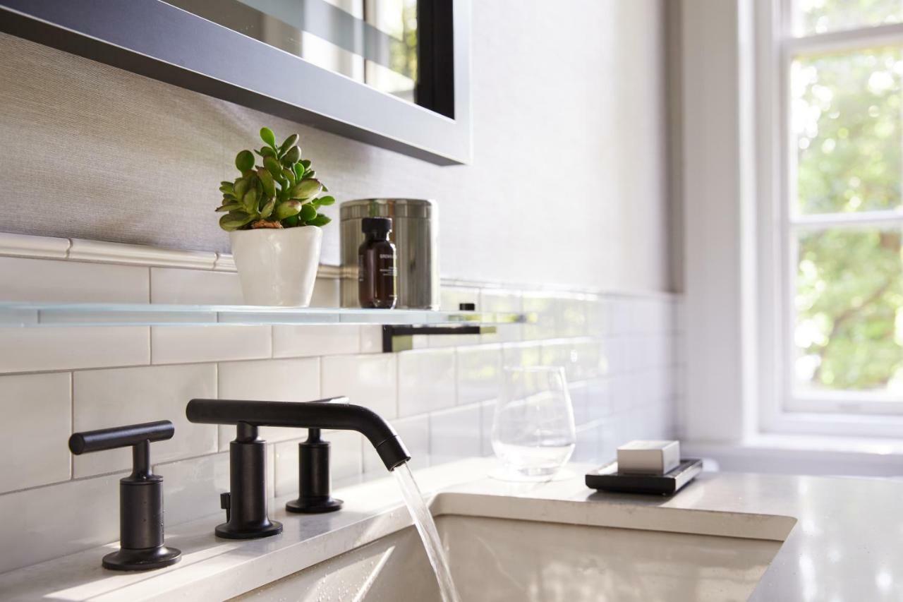 เดอะวิตนีย์ โฮเทล บอสตัน Hotel ภายนอก รูปภาพ A widespread lavatory faucet