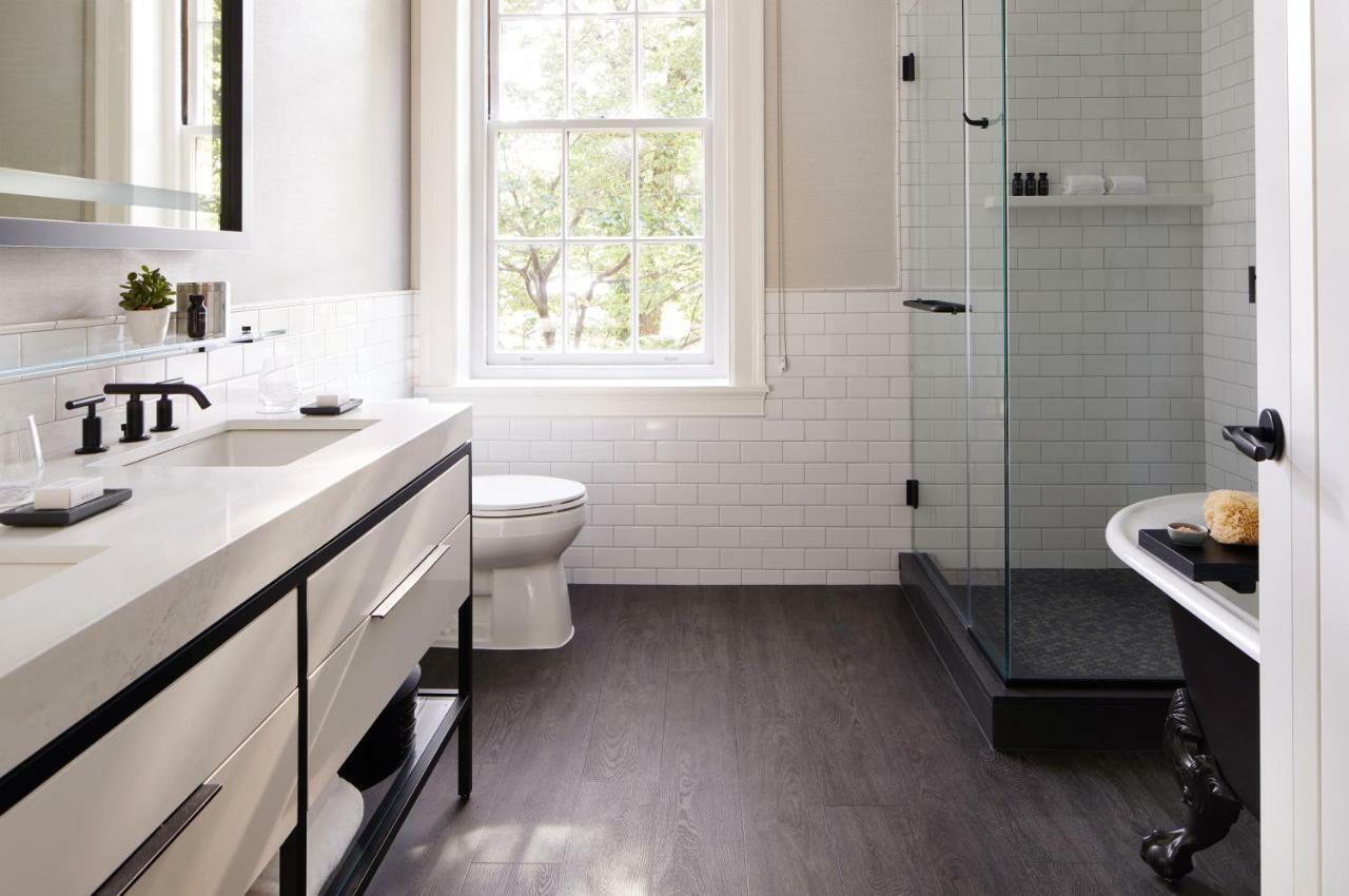 เดอะวิตนีย์ โฮเทล บอสตัน Hotel ภายนอก รูปภาพ Bathroom with a shower enclosure
