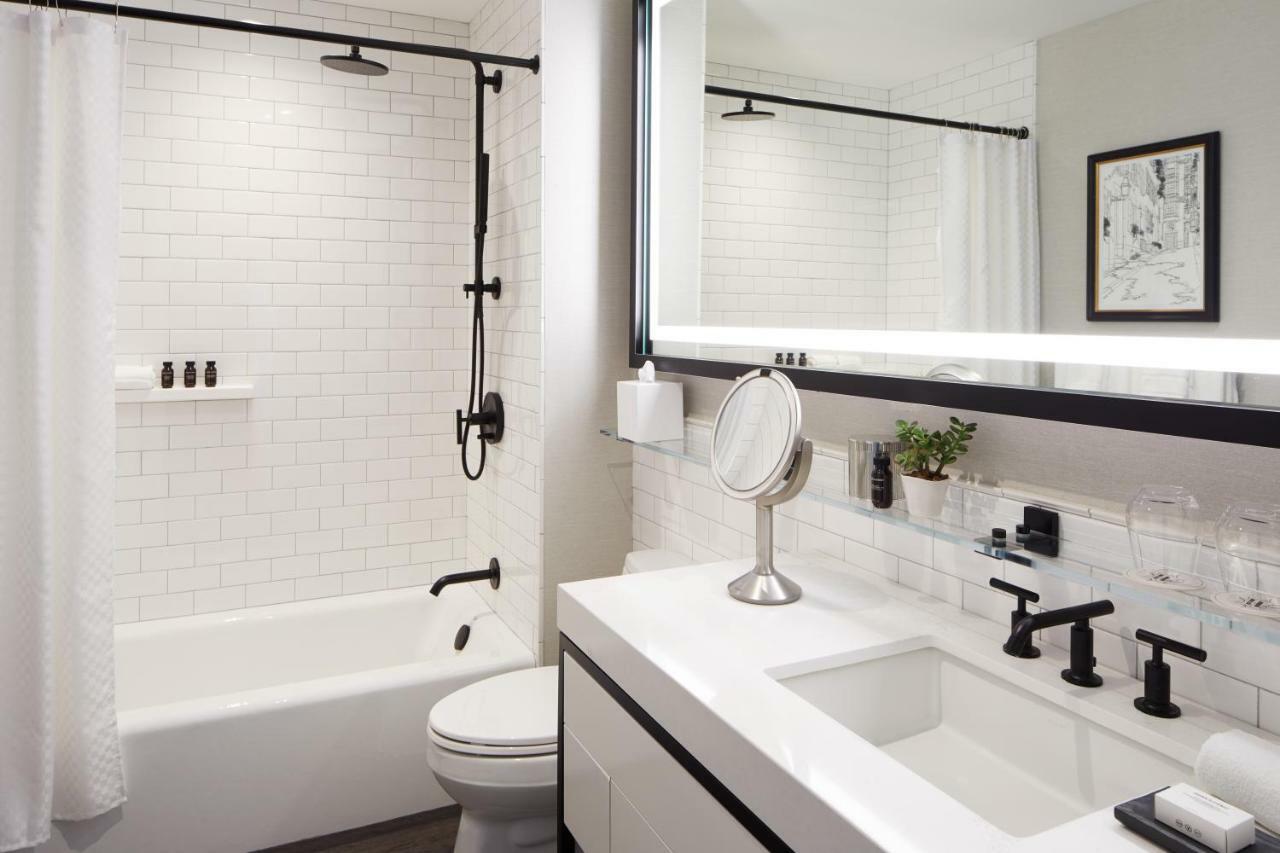 เดอะวิตนีย์ โฮเทล บอสตัน Hotel ภายนอก รูปภาพ A bathroom with a shower curtain
