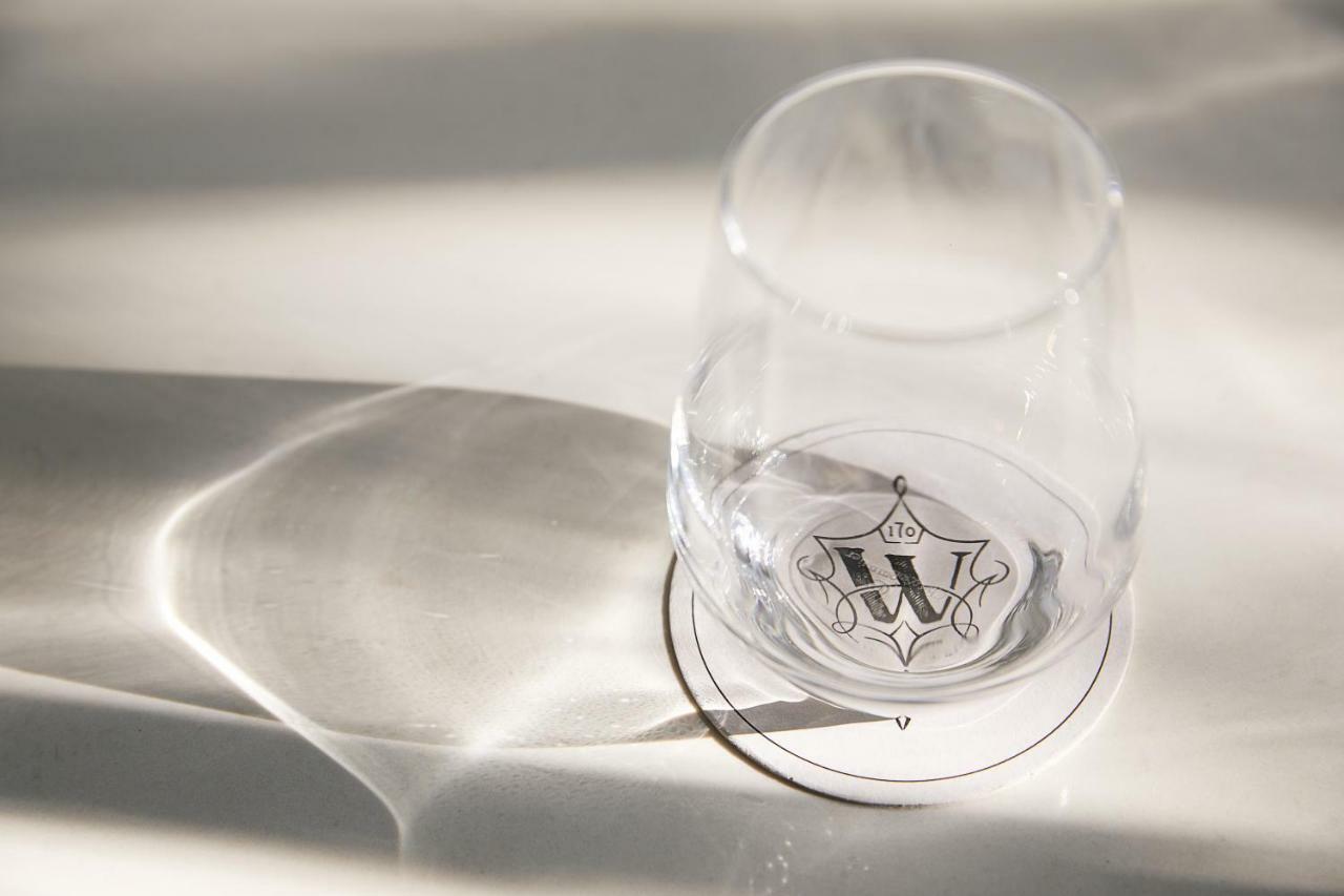 เดอะวิตนีย์ โฮเทล บอสตัน Hotel ภายนอก รูปภาพ A glass of water