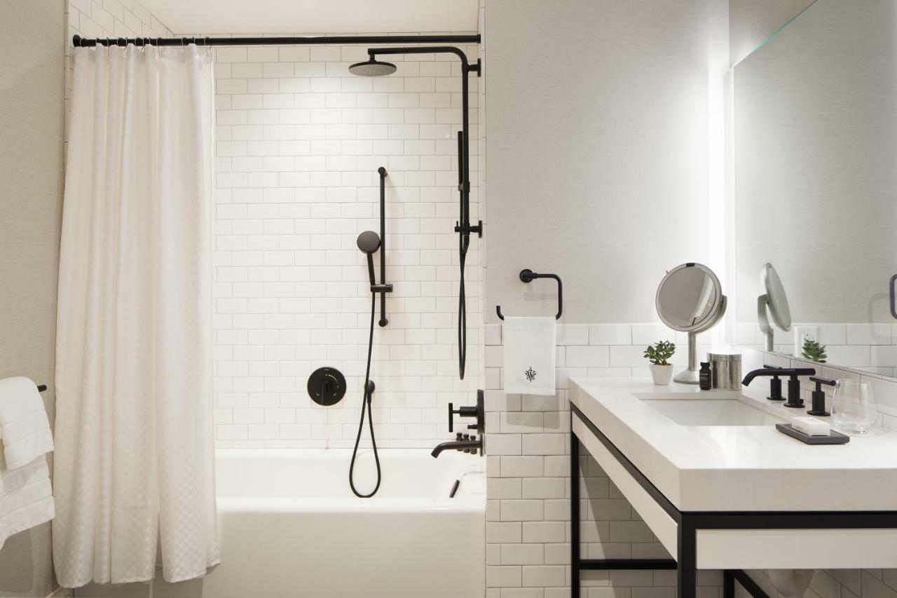 เดอะวิตนีย์ โฮเทล บอสตัน Hotel ภายนอก รูปภาพ A shower curtain