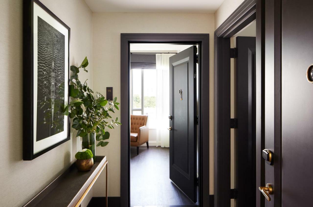 เดอะวิตนีย์ โฮเทล บอสตัน Hotel ภายนอก รูปภาพ A suite at The Standard East Village